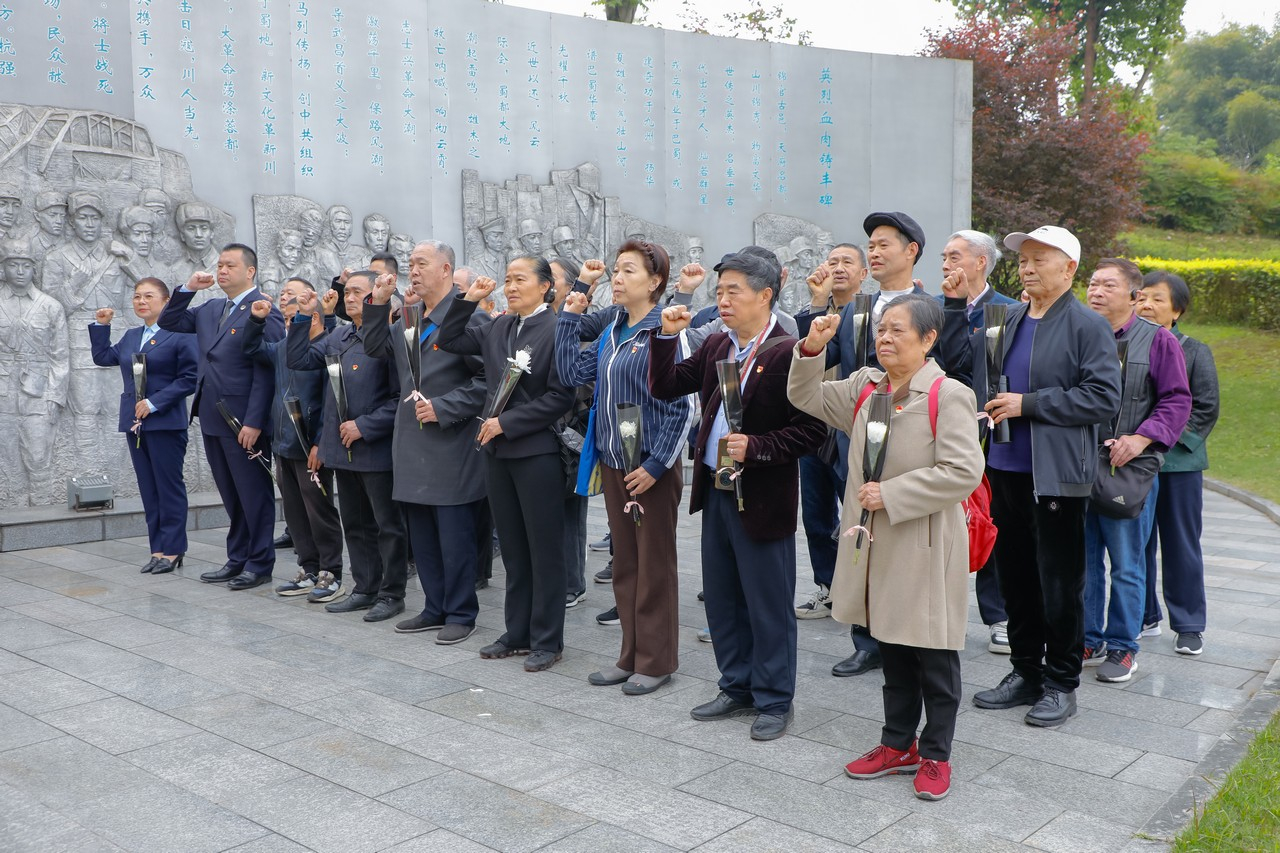 缅怀革命英烈,传承红色初心——星瑞集团2026年清明节缅怀英烈活动在成都市烈士陵园举行(图13) 缅怀革命英烈,传承红色初心——星瑞集团2026年清明节缅怀英烈活动在成都市烈士陵园举行(图15)