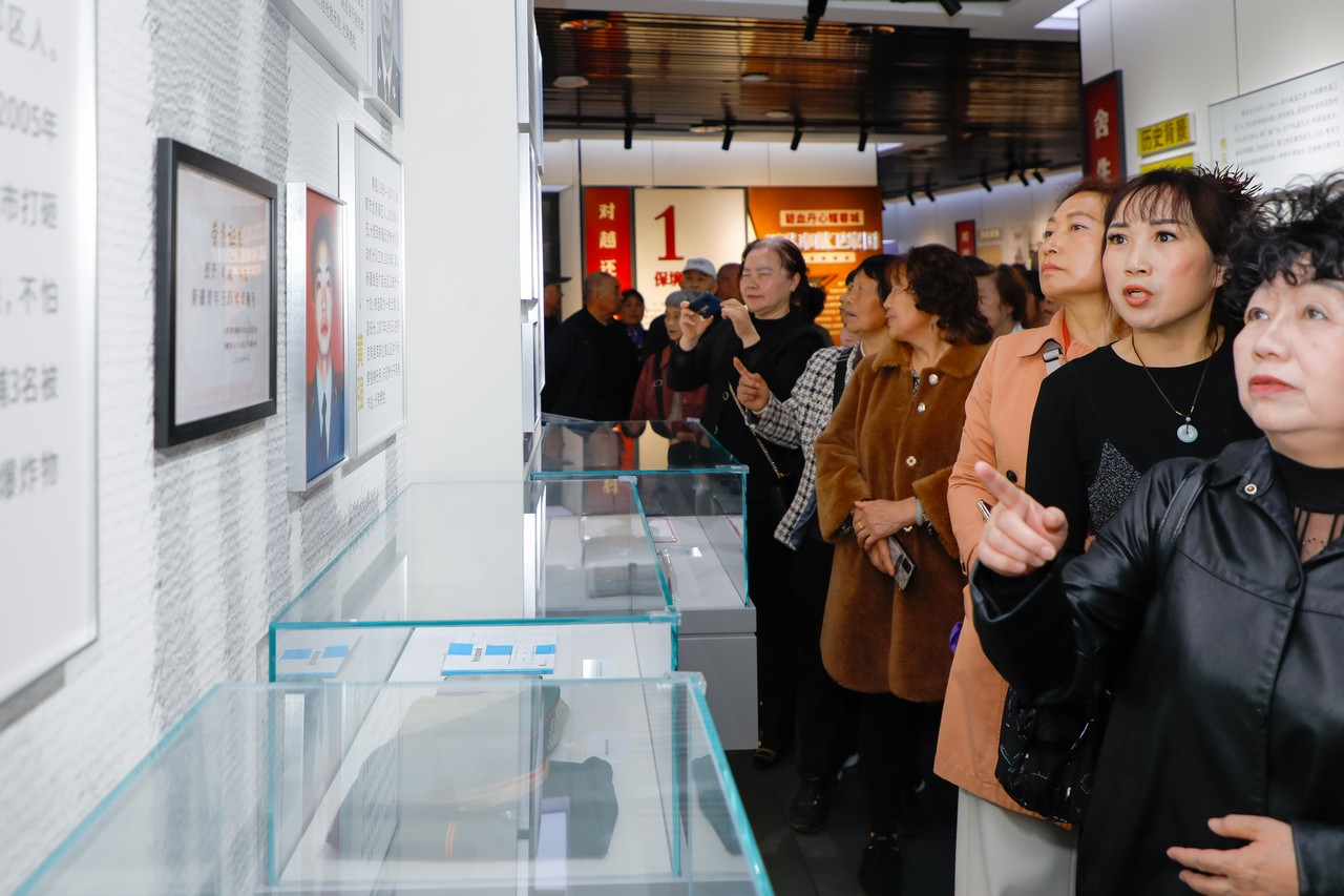 缅怀革命英烈,传承红色初心——星瑞集团2026年清明节缅怀英烈活动在成都市烈士陵园举行(图14) 缅怀革命英烈,传承红色初心——星瑞集团2026年清明节缅怀英烈活动在成都市烈士陵园举行(图16)