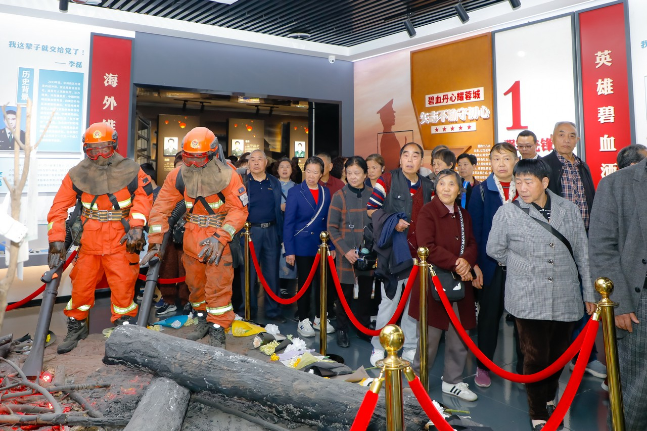 缅怀革命英烈,传承红色初心——星瑞集团2026年清明节缅怀英烈活动在成都市烈士陵园举行(图15) 缅怀革命英烈,传承红色初心——星瑞集团2026年清明节缅怀英烈活动在成都市烈士陵园举行(图17)