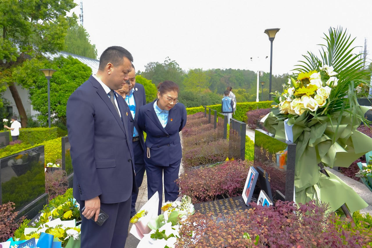 缅怀革命英烈,传承红色初心——星瑞集团2026年清明节缅怀英烈活动在成都市烈士陵园举行(图16) 缅怀革命英烈,传承红色初心——星瑞集团2026年清明节缅怀英烈活动在成都市烈士陵园举行(图18)