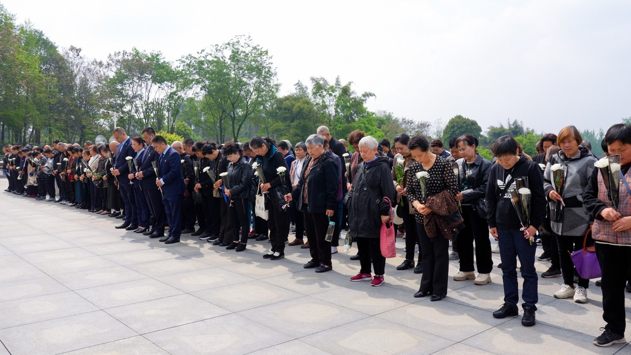 缅怀革命英烈,传承红色初心——星瑞集团2026年清明节缅怀英烈活动在成都市烈士陵园举行(图5) 缅怀革命英烈,传承红色初心——星瑞集团2026年清明节缅怀英烈活动在成都市烈士陵园举行(图5)