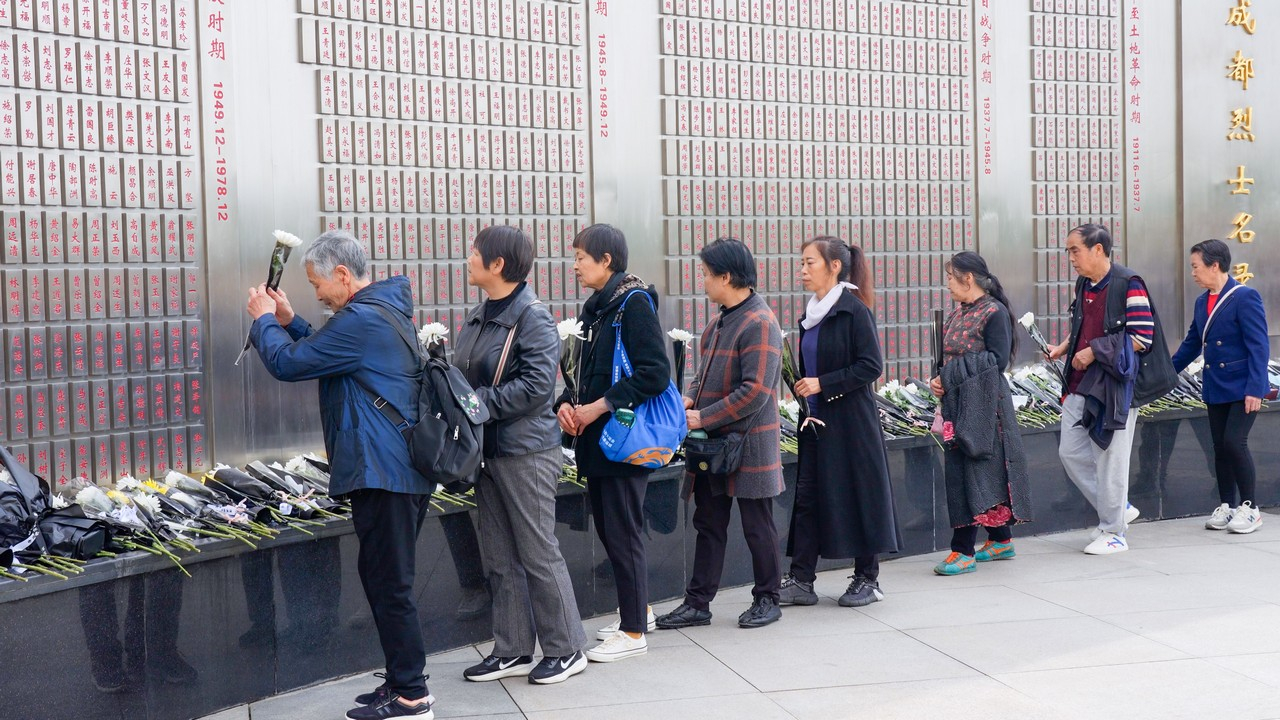 缅怀革命英烈,传承红色初心——星瑞集团2026年清明节缅怀英烈活动在成都市烈士陵园举行(图10) 缅怀革命英烈,传承红色初心——星瑞集团2026年清明节缅怀英烈活动在成都市烈士陵园举行(图11)