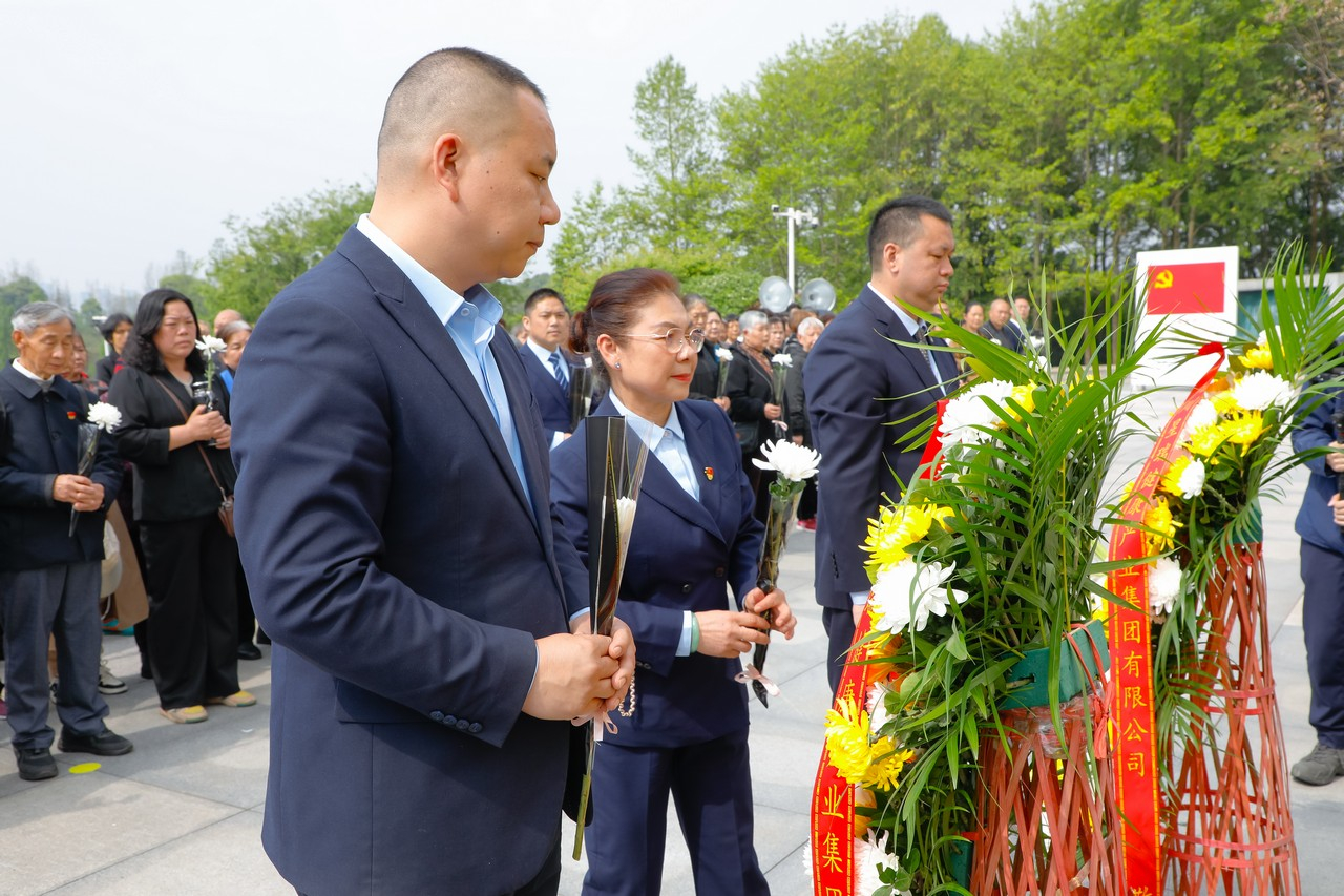 缅怀革命英烈,传承红色初心——星瑞集团2026年清明节缅怀英烈活动在成都市烈士陵园举行(图9) 缅怀革命英烈,传承红色初心——星瑞集团2026年清明节缅怀英烈活动在成都市烈士陵园举行(图10)