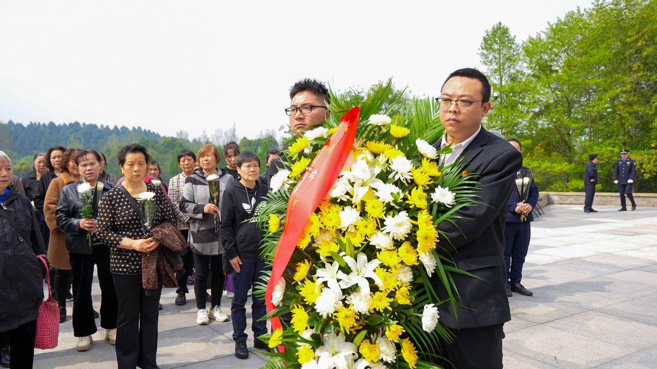 缅怀革命英烈,传承红色初心——星瑞集团2026年清明节缅怀英烈活动在成都市烈士陵园举行(图7) 缅怀革命英烈,传承红色初心——星瑞集团2026年清明节缅怀英烈活动在成都市烈士陵园举行(图7)