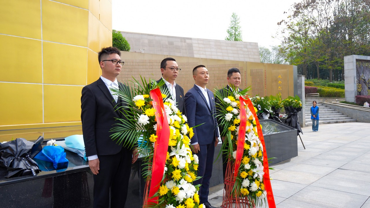 缅怀革命英烈,传承红色初心——星瑞集团2026年清明节缅怀英烈活动在成都市烈士陵园举行(图8) 缅怀革命英烈,传承红色初心——星瑞集团2026年清明节缅怀英烈活动在成都市烈士陵园举行(图8)