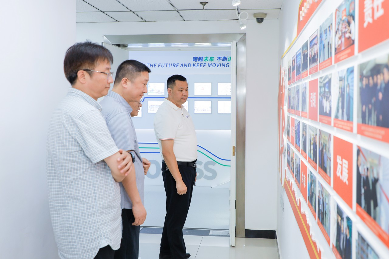 深化川渝司法联动 赋能企业高质发展 ——川渝两地司法行政系统及行业协会领导一行莅临星瑞集团考察交流(图3)