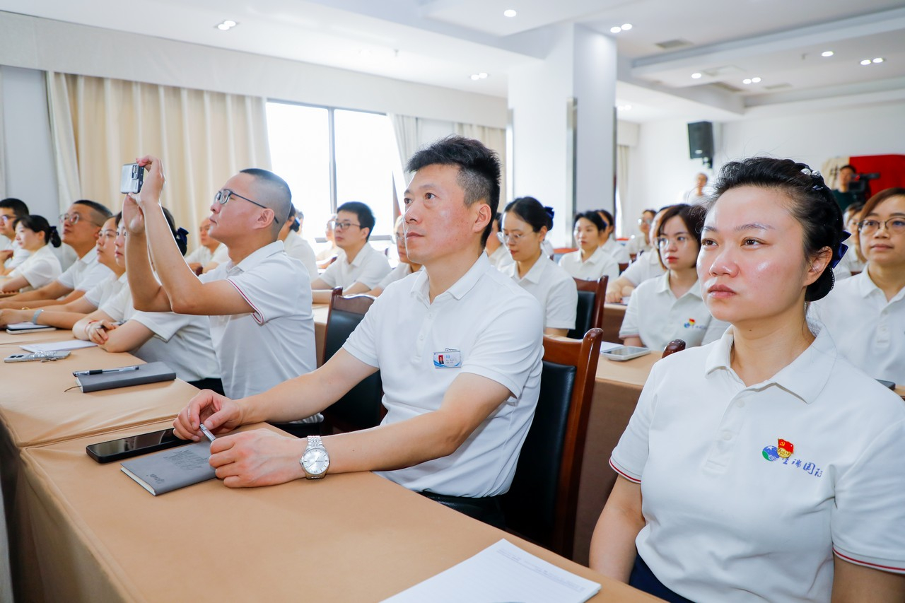 赓续红色血脉 传承长征精神 ——四川电视台“蜀地红声,光影思政”宣讲团莅临星瑞集团开展主题宣讲(图8) 赓续红色血脉 传承长征精神 ——四川电视台“蜀地红声,光影思政”宣讲团莅临星瑞集团开展主题宣讲(图8)