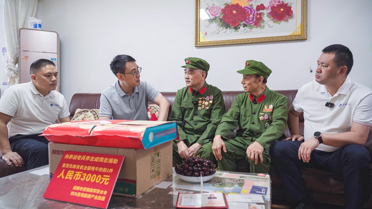 一脉军魂赓续传 两代同袍话初心——成都市爱国拥军联合会、星瑞集团联合慰问参战老兵及伤残军人(图8) 一脉军魂赓续传 两代同袍话初心——成都市爱国拥军联合会、星瑞集团联合慰问参战老兵及残疾军人(图8)