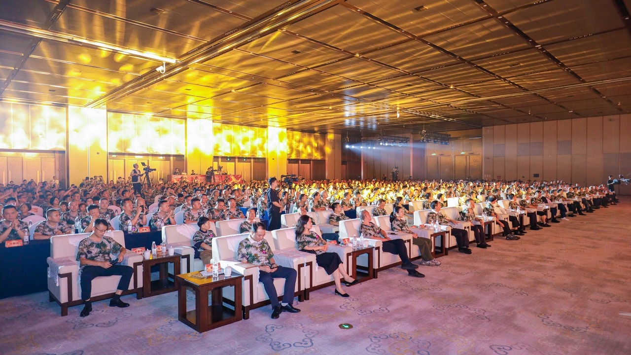 军魂铸脊梁 健康新长征 —— 星瑞集团庆祝建军99周年暨纪念红军长征胜利90周年文艺汇演在蓉盛大举行(图8) 军魂铸脊梁 健康新长征 —— 星瑞集团庆祝建军99周年暨纪念红军长征胜利90周年文艺汇演在蓉盛大举行(图8)