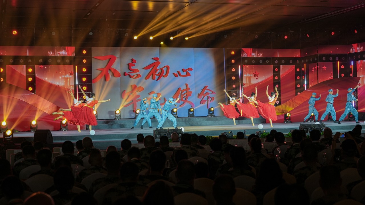军魂铸脊梁 健康新长征 —— 星瑞集团庆祝建军99周年暨纪念红军长征胜利90周年文艺汇演在蓉盛大举行(图11) 军魂铸脊梁 健康新长征 —— 星瑞集团庆祝建军99周年暨纪念红军长征胜利90周年文艺汇演在蓉盛大举行(图11)