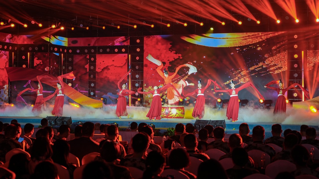 军魂铸脊梁 健康新长征 —— 星瑞集团庆祝建军99周年暨纪念红军长征胜利90周年文艺汇演在蓉盛大举行(图12) 军魂铸脊梁 健康新长征 —— 星瑞集团庆祝建军99周年暨纪念红军长征胜利90周年文艺汇演在蓉盛大举行(图12)