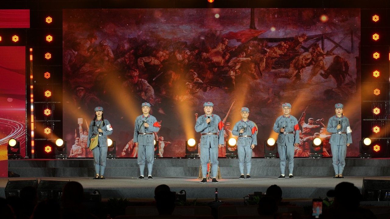 军魂铸脊梁 健康新长征 —— 星瑞集团庆祝建军99周年暨纪念红军长征胜利90周年文艺汇演在蓉盛大举行(图17) 军魂铸脊梁 健康新长征 —— 星瑞集团庆祝建军99周年暨纪念红军长征胜利90周年文艺汇演在蓉盛大举行(图17)
