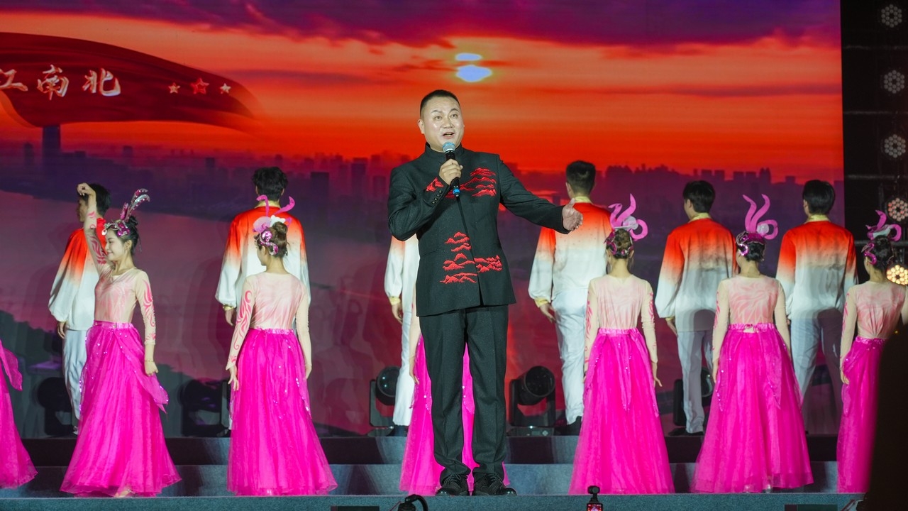 军魂铸脊梁 健康新长征 —— 星瑞集团庆祝建军99周年暨纪念红军长征胜利90周年文艺汇演在蓉盛大举行(图23) 军魂铸脊梁 健康新长征 —— 星瑞集团庆祝建军99周年暨纪念红军长征胜利90周年文艺汇演在蓉盛大举行(图23)