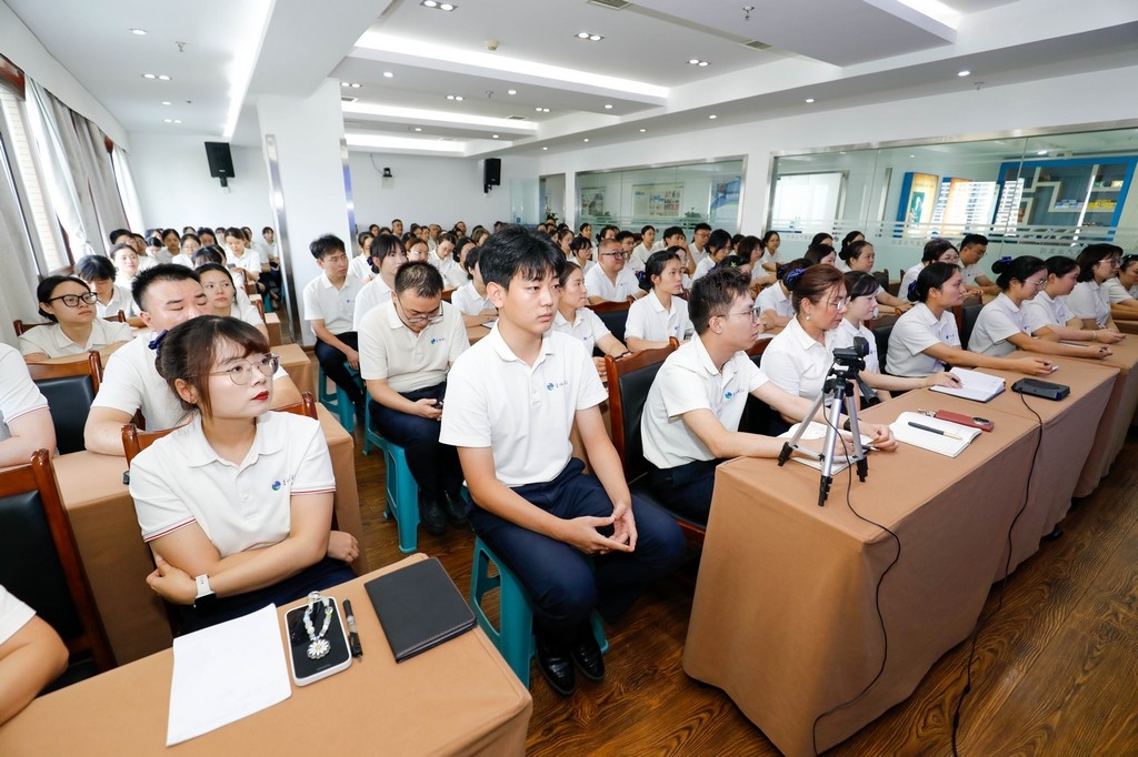 清风守廉 洁行致远——星瑞集团开展廉洁从业专题教育讲座(图2)