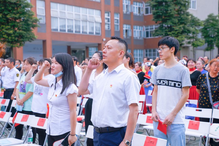 吕状文被授予优秀共产党员称号(图4)