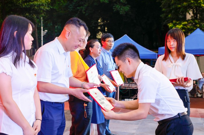 吕状文被授予优秀共产党员称号(图5)