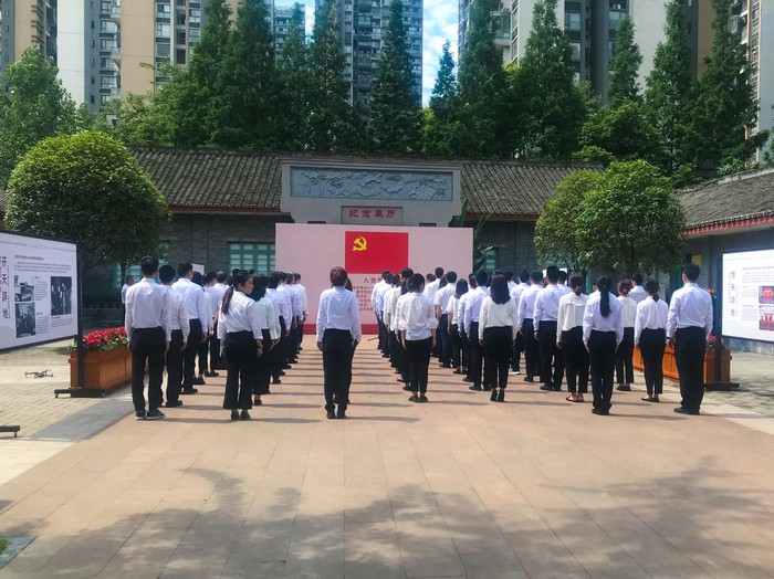 邬英云同志参加入党宣誓活动(图2)