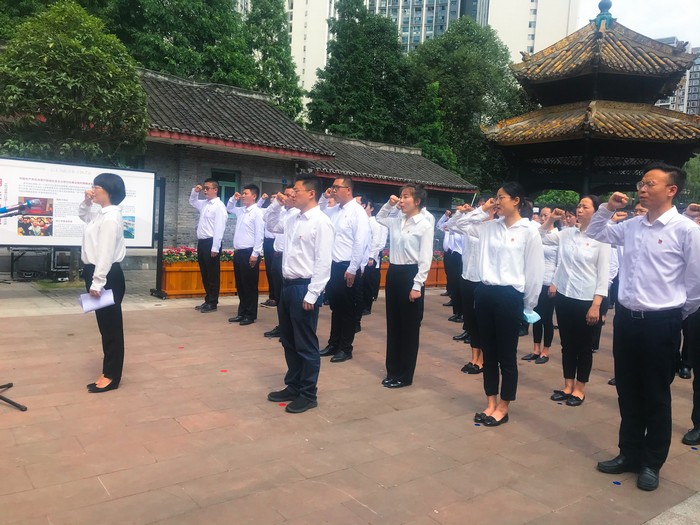 邬英云同志参加入党宣誓活动(图4)