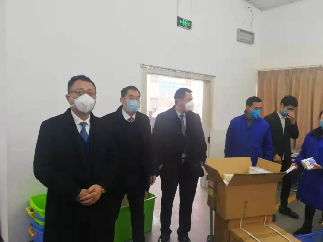 吕状文董事长看望慰问一线医务人员和员工(图4)