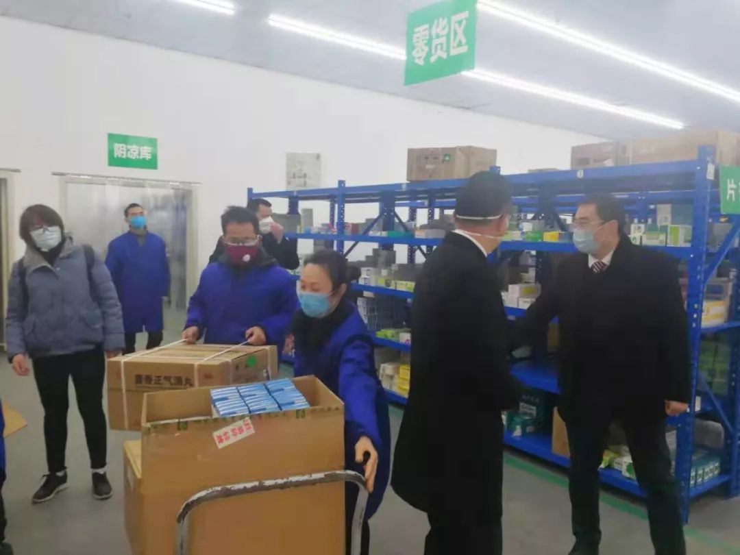 吕状文董事长看望慰问一线医务人员和员工(图5)