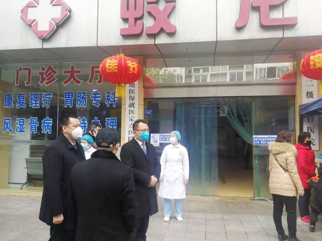 吕状文董事长看望慰问一线医务人员和员工(图2)