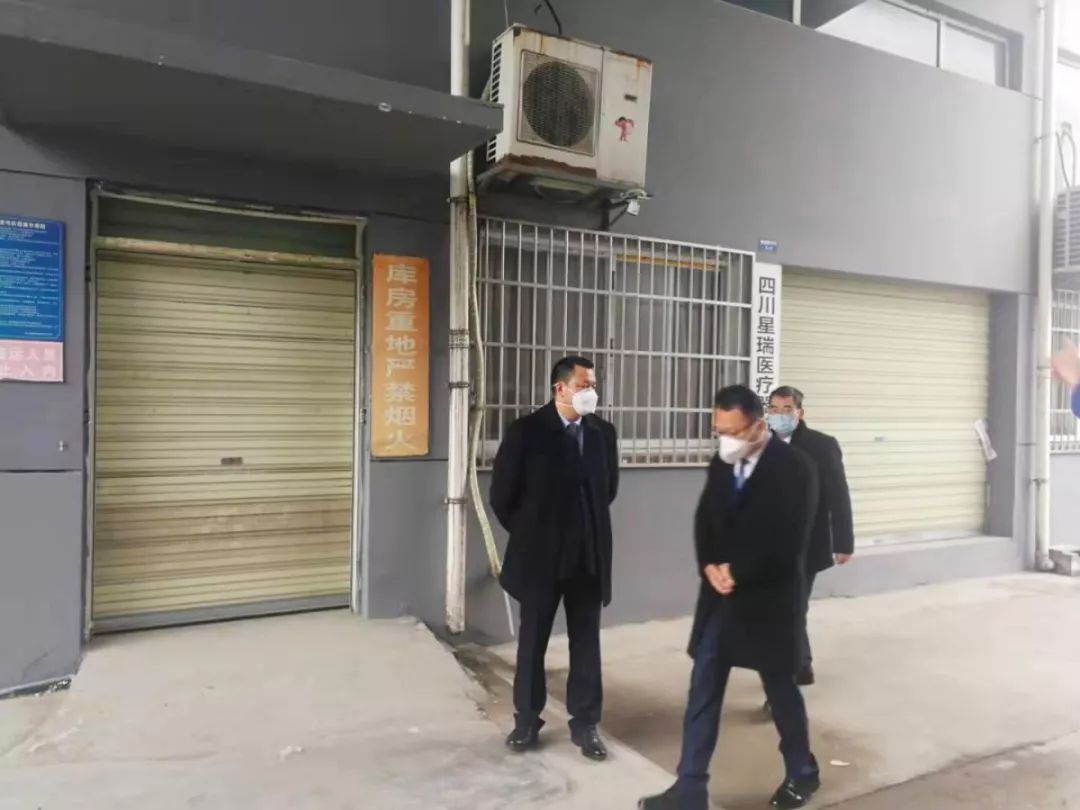 吕状文董事长看望慰问一线医务人员和员工(图3)