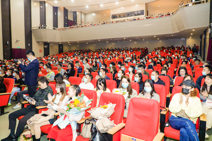 兵心永铸 时代情怀 ——星瑞集团首部话剧《独生子当兵》成功首演(图2)