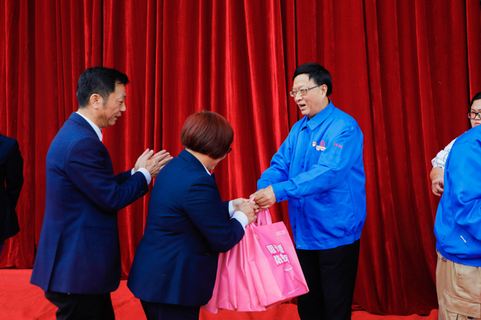 重阳金秋美如虹——成都彩虹集团党群党支部一行赴温江星瑞寿而康养老院慰问(图4)