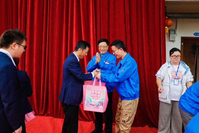 重阳金秋美如虹——成都彩虹集团党群党支部一行赴温江星瑞寿而康养老院慰问(图5)