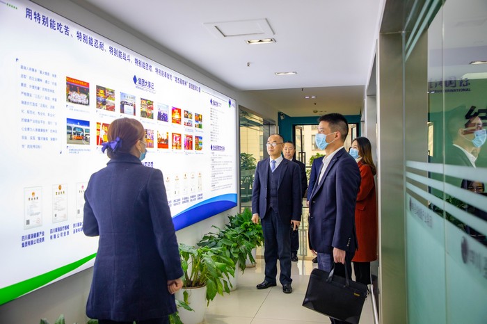 重庆永川新城商贸局领导一行莅临星瑞集团考察指导(图2)