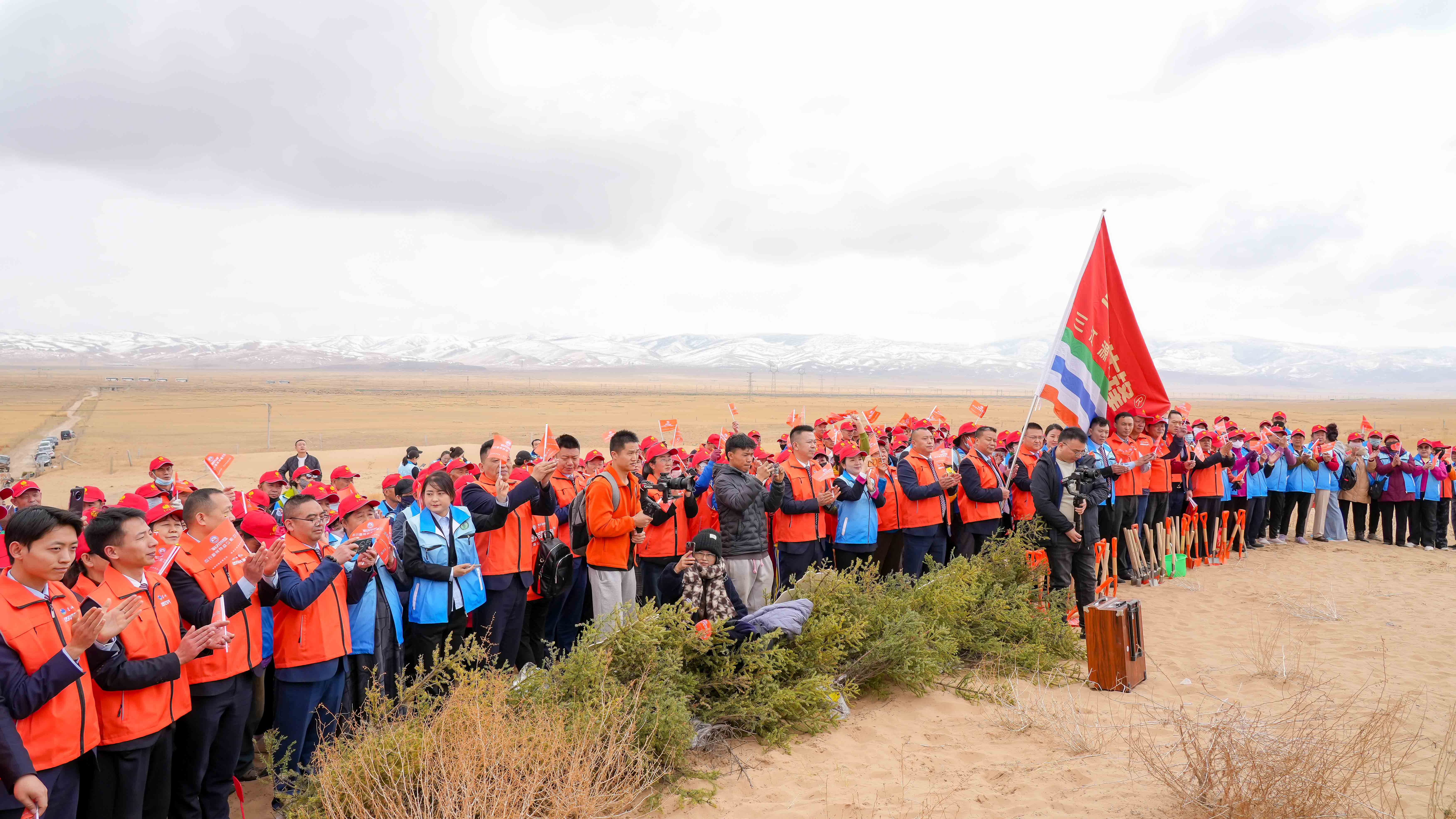 “守护中华民族生命树・我在青海湖有棵树”——“垦荒先锋”三江源公益林种植仪式在青海省海晏县举行(图3)