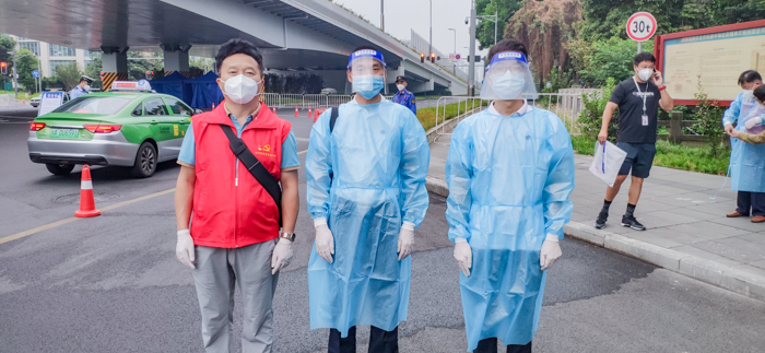 听从指挥 ，“疫”无反顾 ——星瑞集团配合执勤民警打赢疫情防控攻坚战(图2)