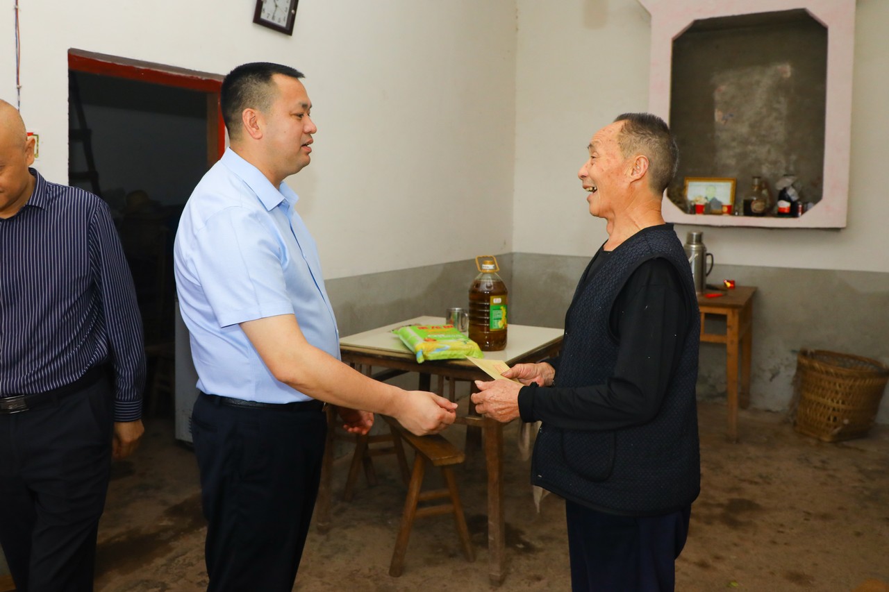 感党恩 叙乡情 助振兴 ——星瑞集团开展“七一”建党节慰问捐赠活动(图11)