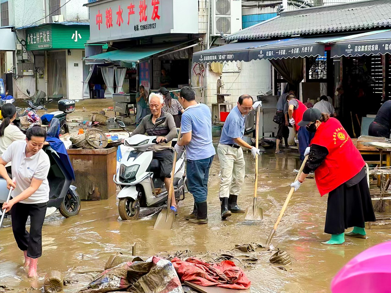 闻“汛”而动,一线有我：星瑞集团黄山区域全力以赴参与歙县抗洪救灾(图2)