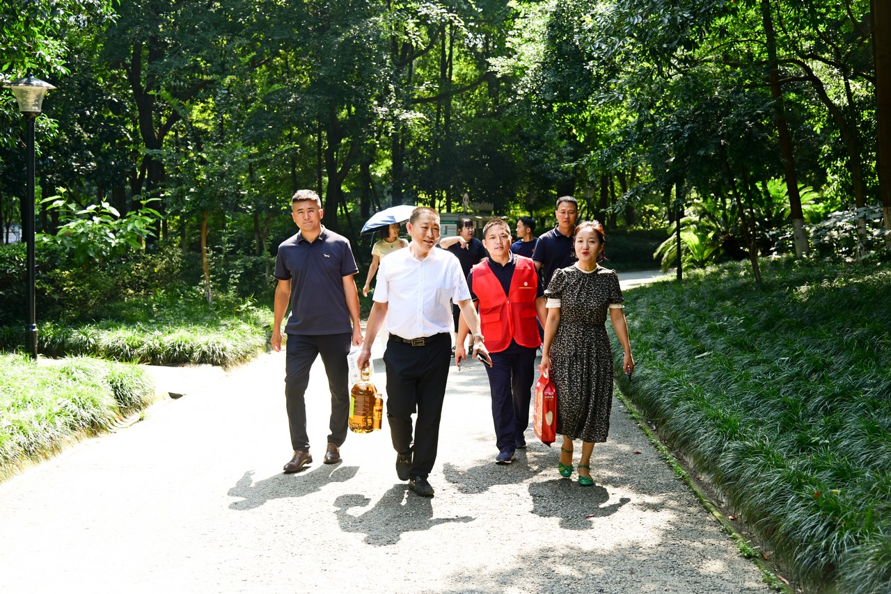 不忘历史 铭记英雄 ——成都高新区爱国拥军联合会会长单位星瑞集团率团慰问参战老兵(图2)