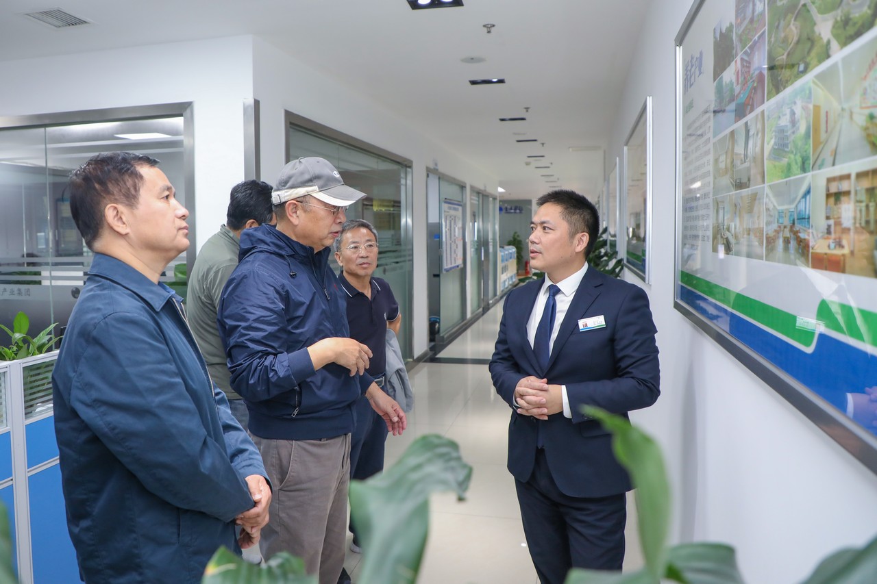 青岛市慈善总会、青岛市退役军人关爱基金会、青岛市退役军人服务中心领导一行莅临星瑞集团考察交流(图2)