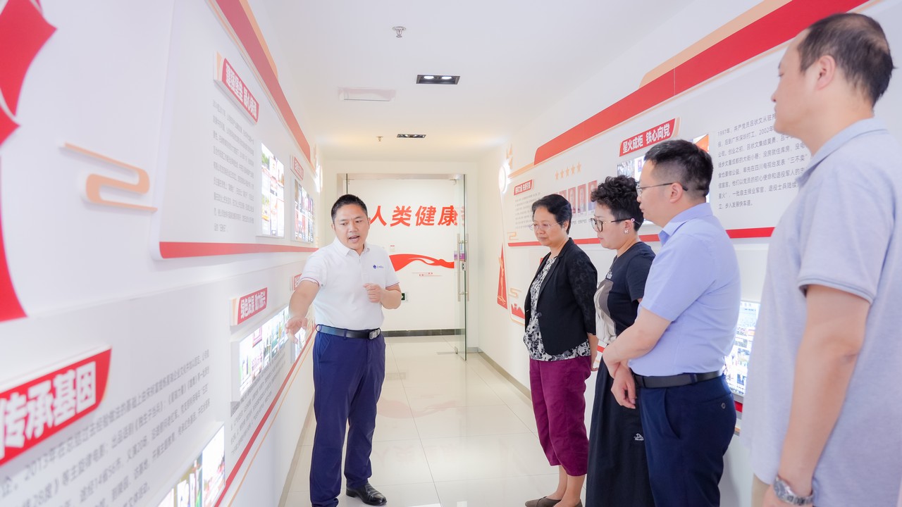 重庆市大渡口区跃进村街道党工委书记李瑜一行莅临星瑞集团考察交流(图8)