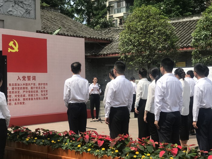 邬英云同志参加入党宣誓活动(图3)