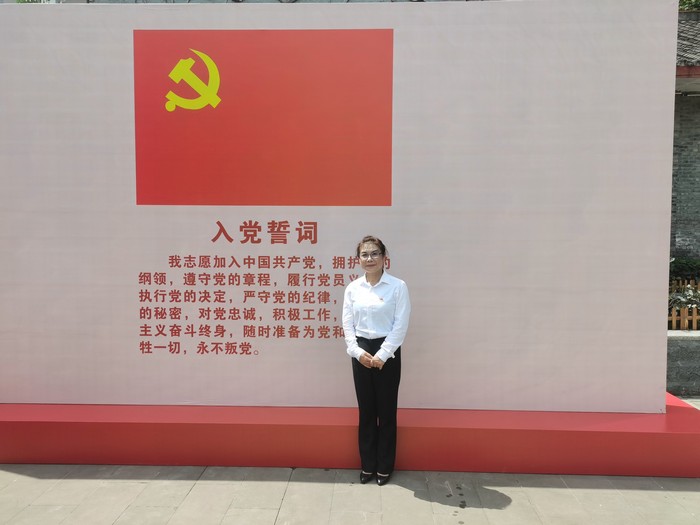 邬英云同志参加入党宣誓活动(图6)