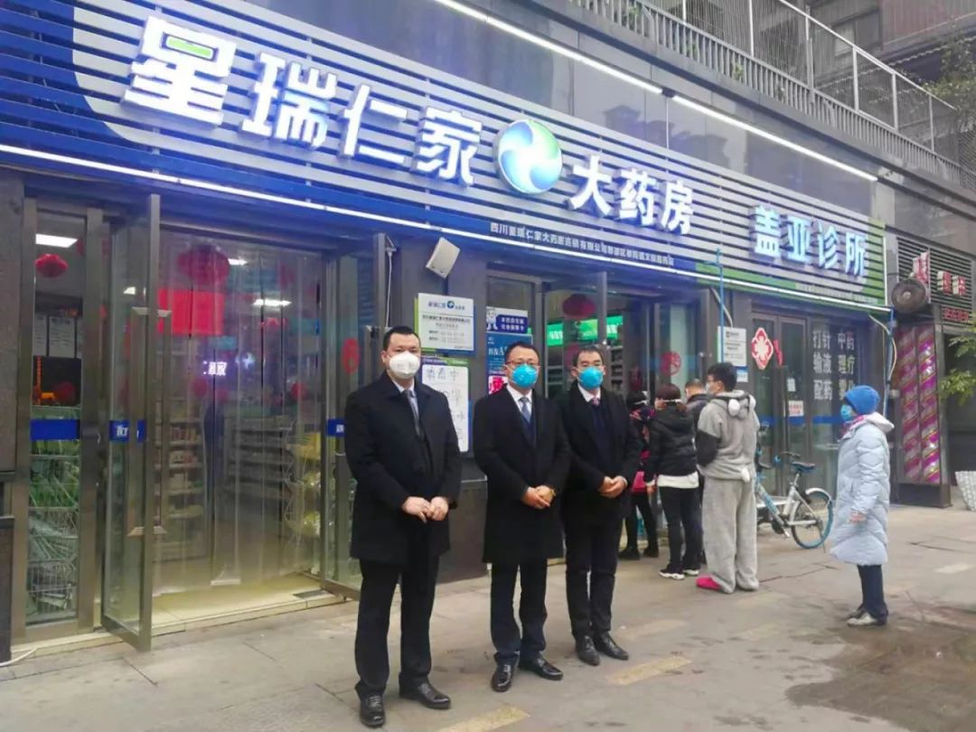 吕状文董事长看望慰问一线医务人员和员工