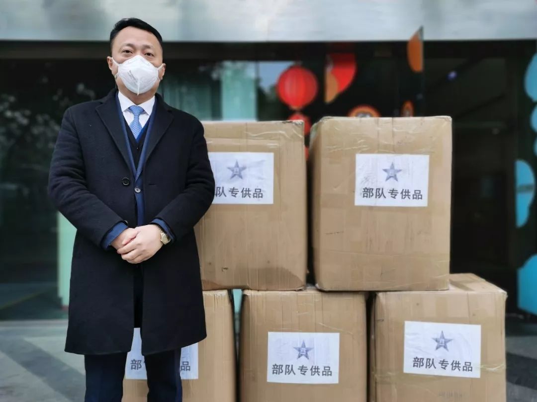 他把“N95”赠送战斗在“疫”线子弟兵